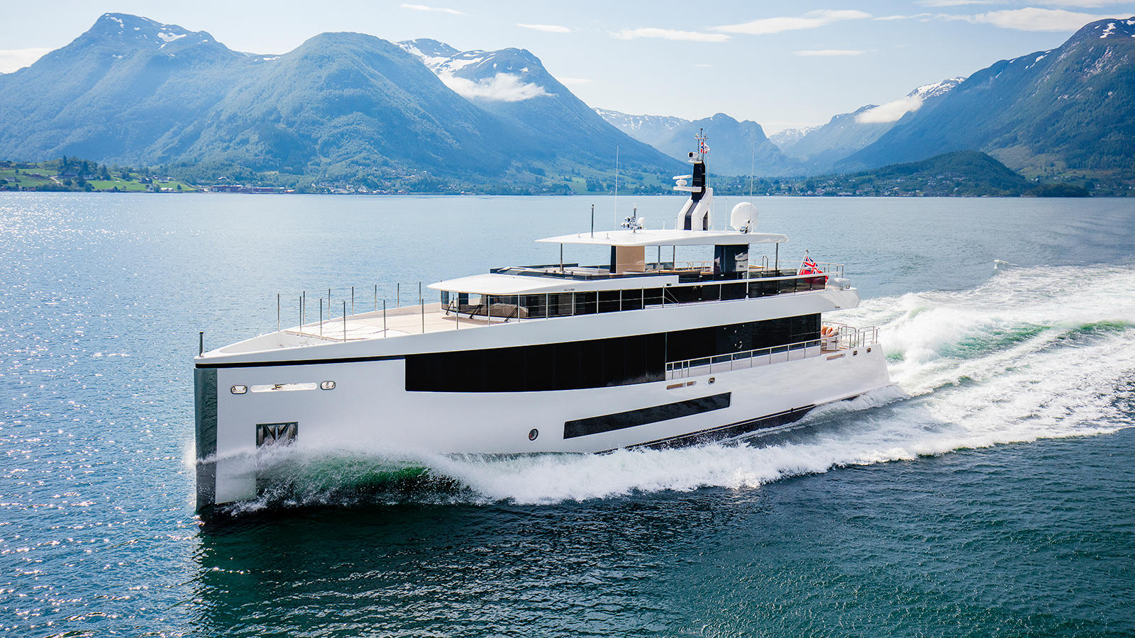 lrkdp94q74cquckmcm9w_kamino-super-yacht-feadship-2016-34-metres-running-1600x900